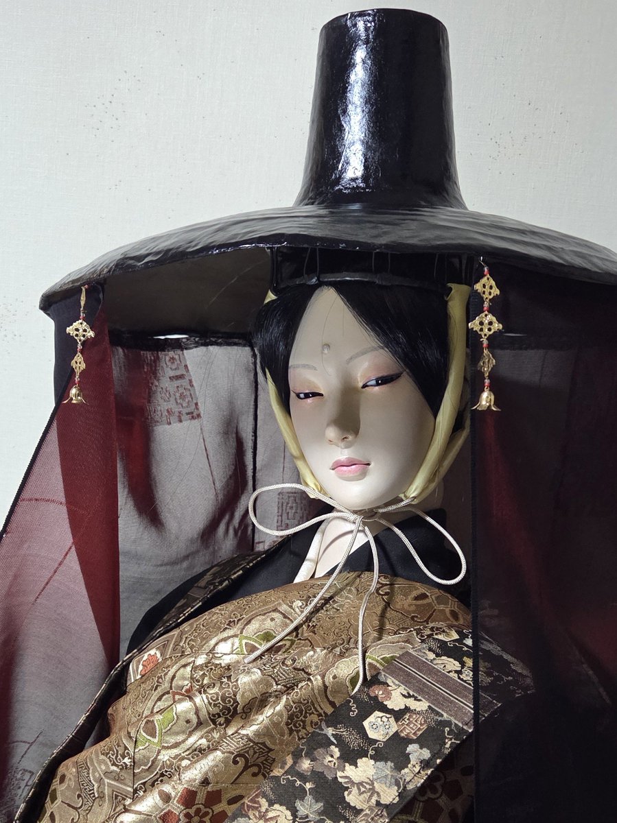 nananodoll's tweet photo. 今回、制作した谷汲観音にはストーリーがございまして、陸奥の金商人の大倉信満は大慈大悲を深く信じており、その霊験か、ある時、文殊菩薩の化身である童子が現れ、霊木の松の木で十一面観音を作って信満に与えた。
信満は京都仁和寺でこの像を供養した後、美濃垂井までやって来たが背負った観音像↓ https://t.co/cgWD3JCH2y