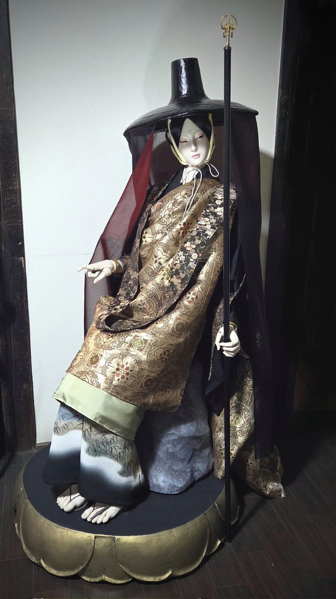 今回、制作した谷汲観音にはストーリーがございまして、陸奥の金商人の大倉信満は大慈大悲を深く信じており、その霊験か、ある時、文殊菩薩の化身である童子が現れ、霊木の松の木で十一面観音を作って信満に与えた。
信満は京都仁和寺でこの像を供養した後、美濃垂井までやって来たが背負った観音像↓