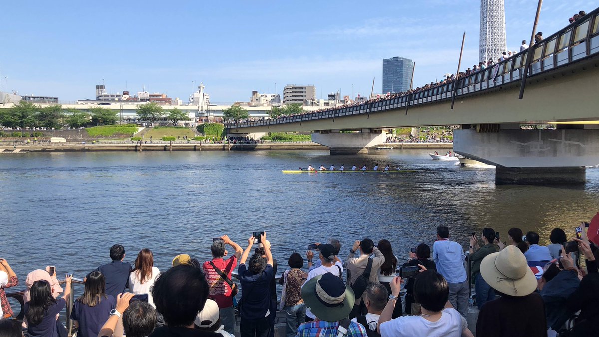 sfcvr's tweet photo. こんにちは！SVRCです

先週末は新歓VRC交流会 &amp; 対面新歓（レゲッタ早慶戦観戦）をしました🧑‍🍳🚣

VRC交流会には10名以上の方に来ていただき、人海戦術で無事にキッチンを回し星3評価を取りました✨
また、対面新歓ではレゲッタ早慶戦を観に隅田川へ行き、初めての早慶戦を楽しみました🙌
#春から慶應 https://t.co/hyKrXPCU0Y