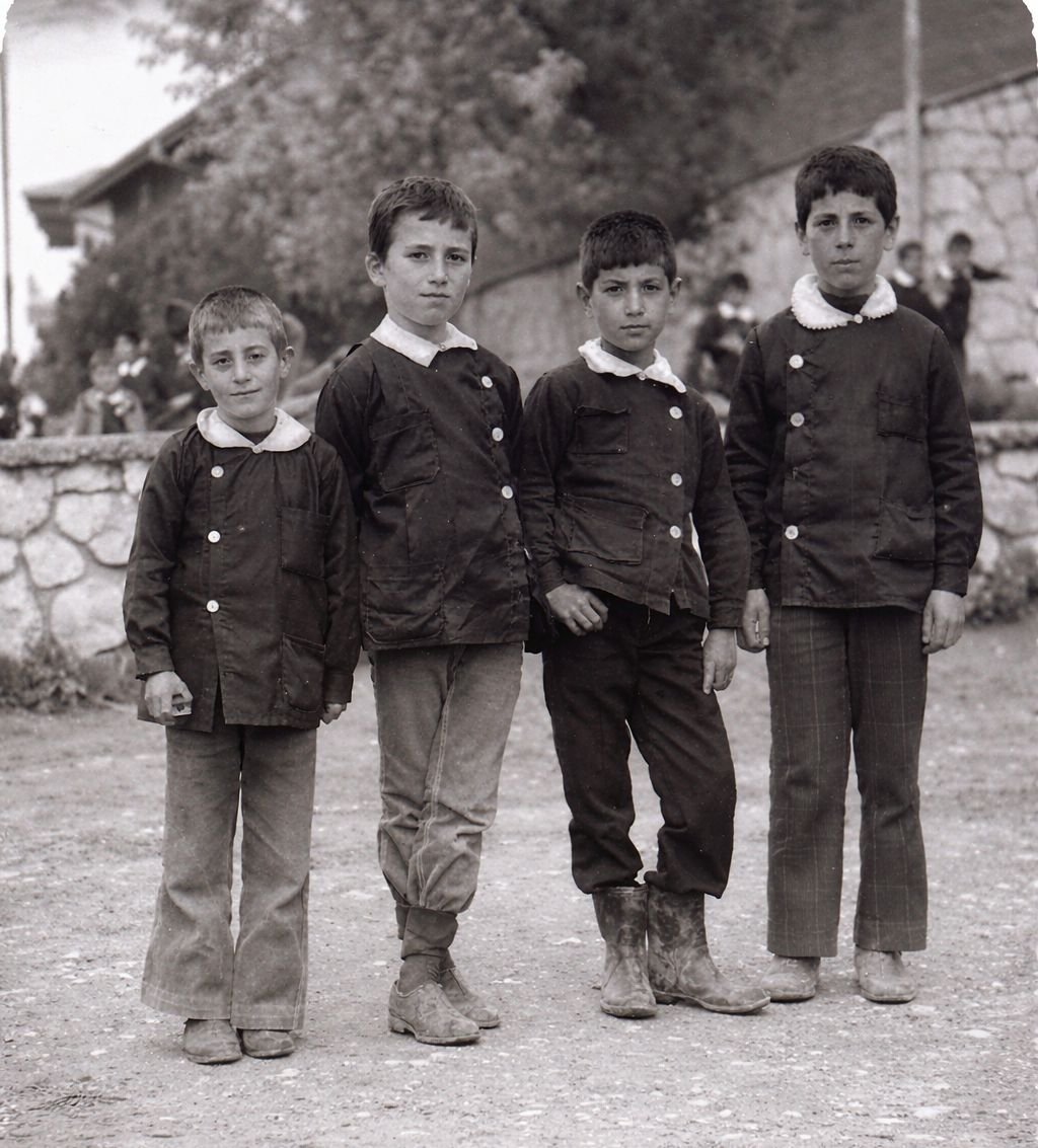 İlkokul birinci sınıfa başladığımda, ön sıralarda tek başına oturan bir çocuk dikkatimi çekmişti ve yanımdaki kıza, bunun sebebini sorduğumdaysa da  “Ha, o sümüklü mü? Onun sürekli burnu akıyor diye kimse yanında oturmak istemiyor.” demişti.
Birkaç gün sonra öğretmenimiz
