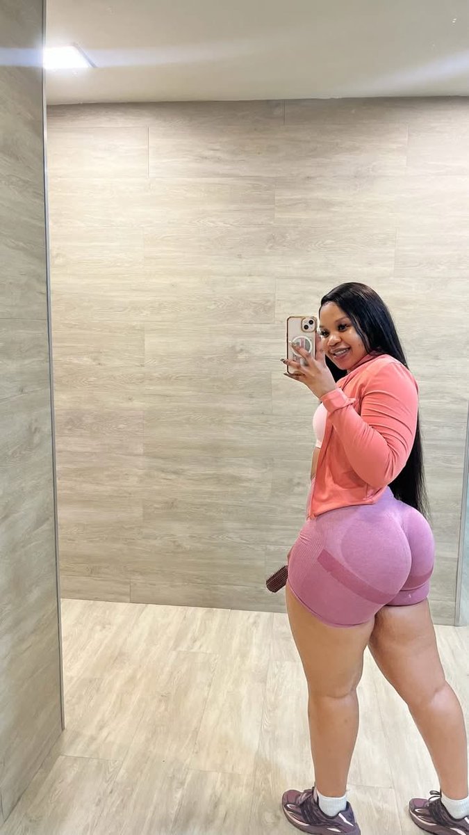 SteveVulture's tweet image. She’s pretty in pink 👅and heavy on weights🏋🏻‍♂️🤟🏾 #gym