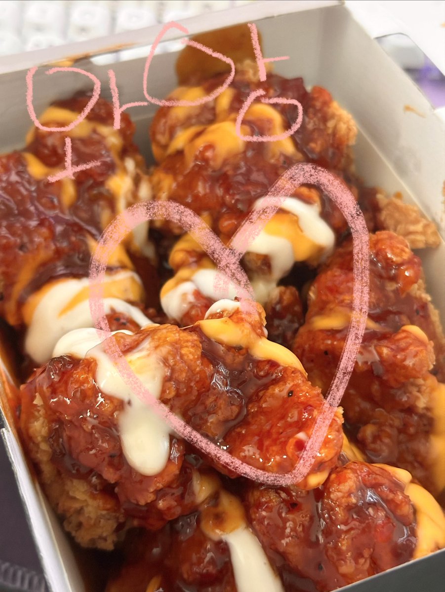 Shuchi_S2's tweet photo. #슈크림크림채우기

오늘은 약속대루 사진찌것다 !!
이고 어떤치킨이게 !!!!!😚

그리구 꾸리미는 모 머것서 ??? https://t.co/SHIkwV43IZ