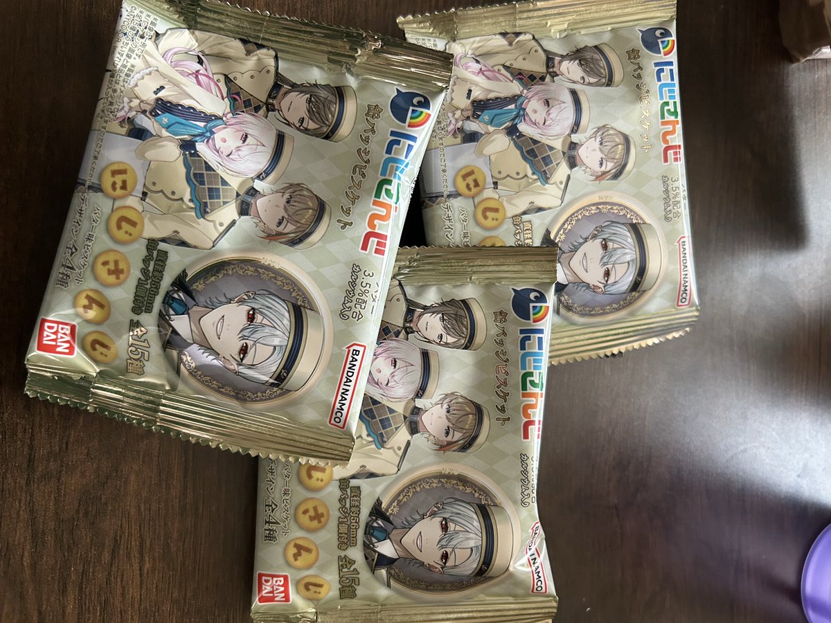 Xi0nPerla's tweet photo. タバコ買いに行ったはずが
にじさんじ缶バッジビスケット
買いに行ってた。 https://t.co/gJ5w2jNoTK