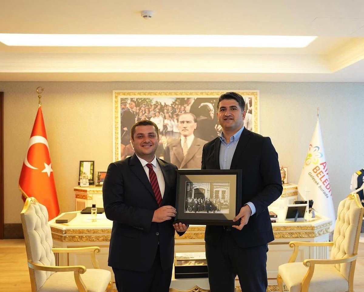 Yıllardır aynı yolu yürüdüğüm, zorlukları omuz omuza aştığım yol arkadaşım, kader arkadaşım…
Onursal Başkanımız; hayatı boyunca kimsenin hakkına el uzatmayan, kamu malını kendi namusu gibi koruyan, harama geçit vermeyen bir duruşun adıdır.

Bugün yaşananlar, bu tutukluluk