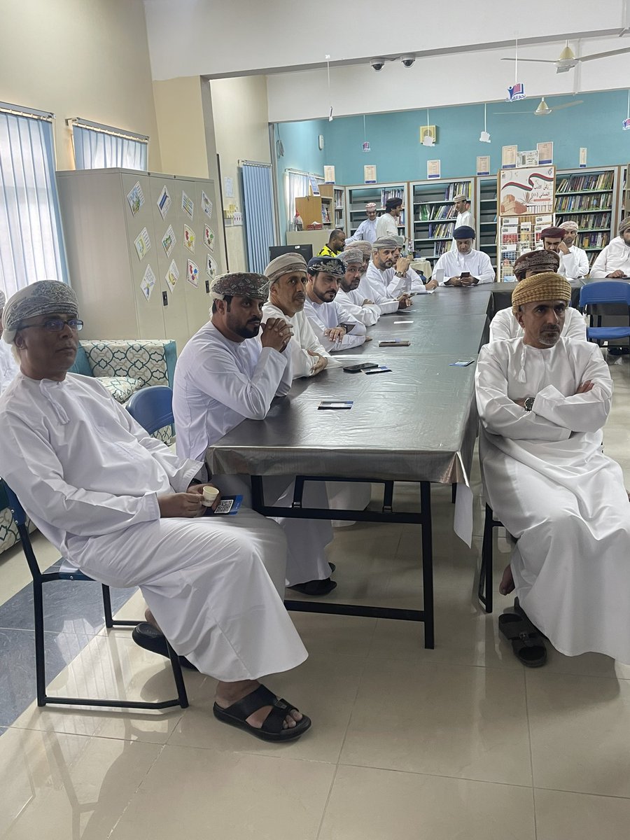EduGovNBT2334's tweet photo. يحدث الآن…

 حفل تدشين منصة «غسّان»، بحضورٍ مميز، يتخلله عرض حزمة من البرامج المصاحبة التي تم إعدادها بعناية لتواكب أهداف المنصة ورسالتها. ويأتي هذا التدشين في إطار جهود المدرسة لتعزيز البيئة القرائية، وترسيخ ثقافة الاطلاع لدى الطلبة، من خلال تقديم الأدب العُماني بأساليب حديثة وتفاعلية تُراعي اهتماماتهم وتواكب تطلعاتهم.

وتهدف المنصة إلى فتح آفاق أوسع أمام الطلبة للتعرّف على رموز الأدب العُماني ونصوصه المتنوعة، وإثراء معارفهم اللغوية والثقافية، بما يسهم في بناء جيل واعٍ بهويته، معتزٍ بإرثه الأدبي، وقادرٍ على التفاعل مع مضامينه بصورة نقدية وإبداعية. كما يُعد هذا المشروع خطوة نوعية نحو دمج التقنية بالتعليم، واستثمارها في خدمة المحتوى الأدبي بأسلوب مبتكر وجاذب يعزز من دافعية التعلم لدى الطلبة.