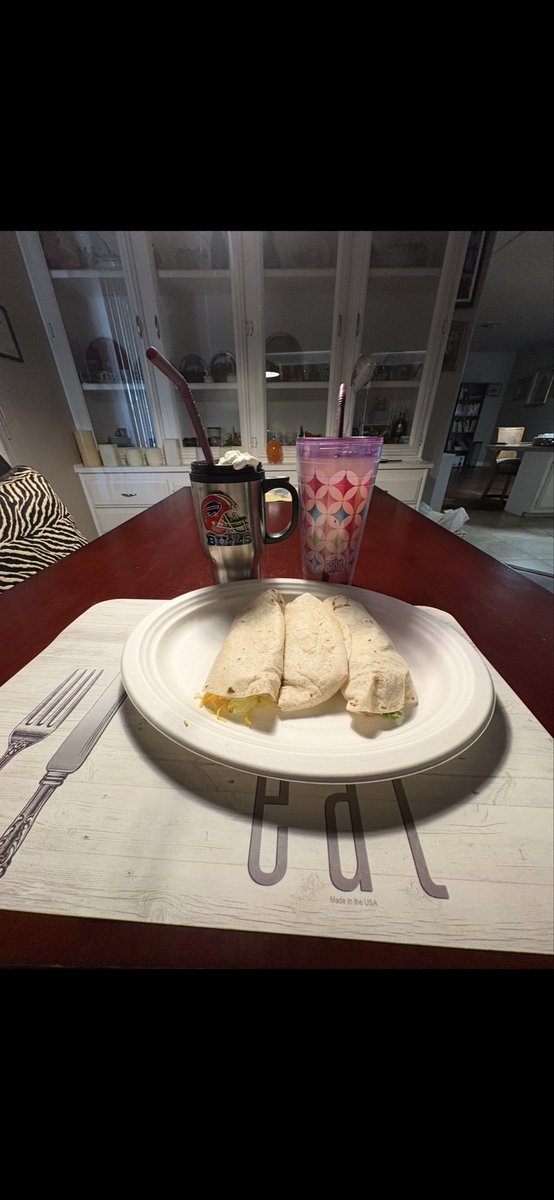 carson_louis's tweet photo. Dinner 🥘 del tacos soft tacos 🌮 mixed berries with whip cream and ice 🧊 tea 🍵 yummy 😋 nom nom 🤤 nom #deltacos #softtacos #mixedberrieswithwhipcream #greencoldtea #yummynomnomnom #food_is_good09 #saverorysummerrings #amsrmutbangfood#nextlevelchef👨🍳 https://t.co/1BY809ZtEO