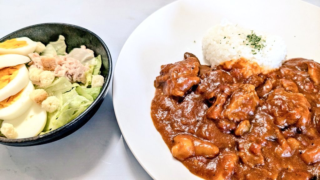 今日のお昼ごはん♡
1日煮込んで寝かせた
絶品牛バラ煮込みカレー
ルーを使わずにカレー粉で作りました。
とろとろほろほろ😋🍛❤️
#おうちカレー 
#おうちごはん