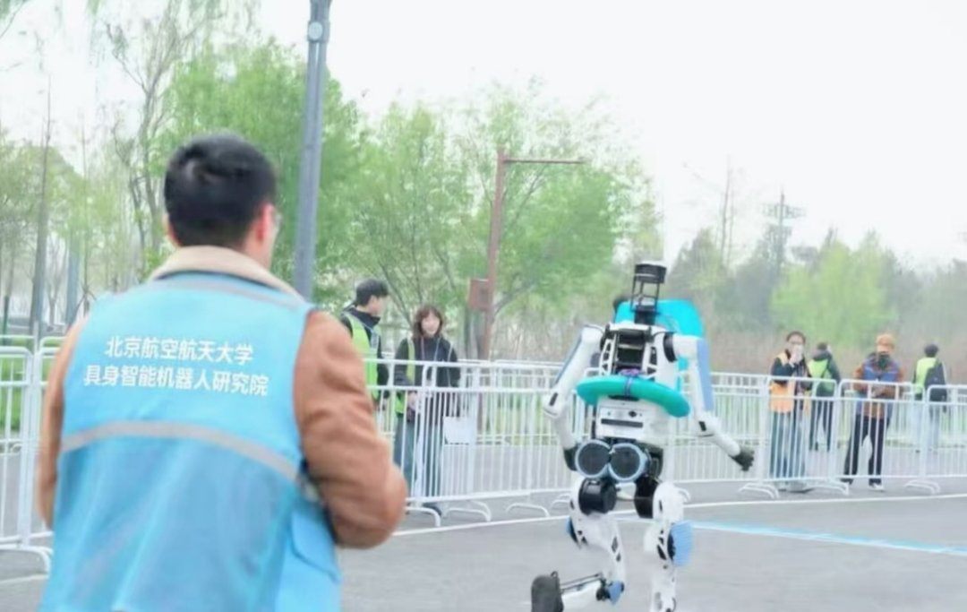 Beihang1952's tweet photo. Proud of the student team from #Beihang University!🎉🤖
On April 19, at the 2026 Beijing Humanoid Robot Half Marathon, the humanoid robot they developed successfully completed the race. A remarkable achievement for our talented students!
https://t.co/rkKzRAuAOb https://t.co/YGwmN3RugF