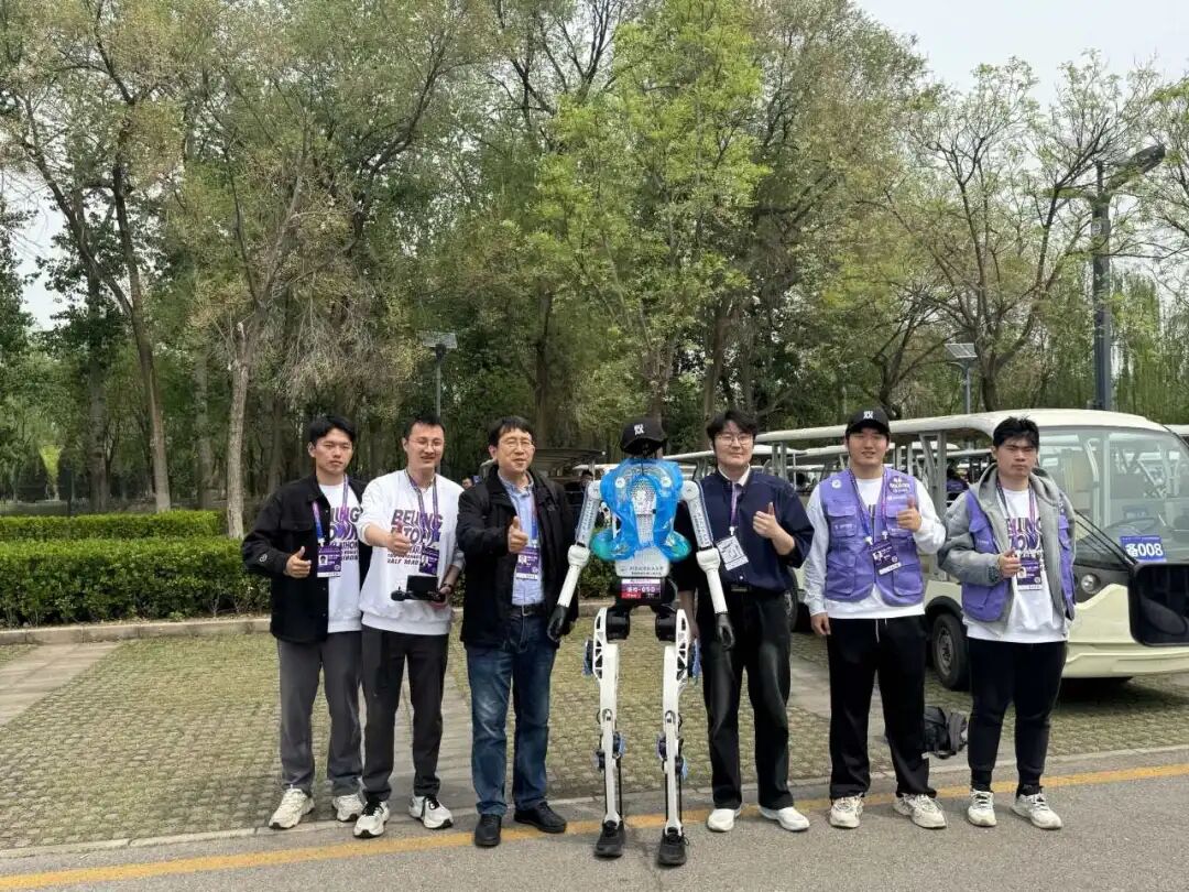 Beihang1952's tweet photo. Proud of the student team from #Beihang University!🎉🤖
On April 19, at the 2026 Beijing Humanoid Robot Half Marathon, the humanoid robot they developed successfully completed the race. A remarkable achievement for our talented students!
https://t.co/rkKzRAuAOb https://t.co/YGwmN3RugF