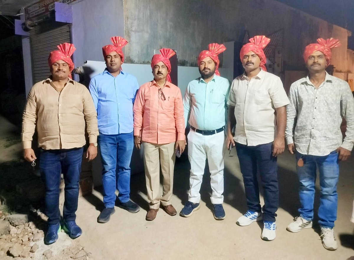 Mantu9455's tweet photo. #आज हमारे #प्रिय मित्र #यदुवंशी महासंघ के जिला अध्यक्ष #श्री मिथिलेश यादव के भाई श्री राहुल यादव के शादी समारोह #चौरी-चौरा में साथियों के साथ सम्मिलित हुए... https://t.co/N8163s9ECp