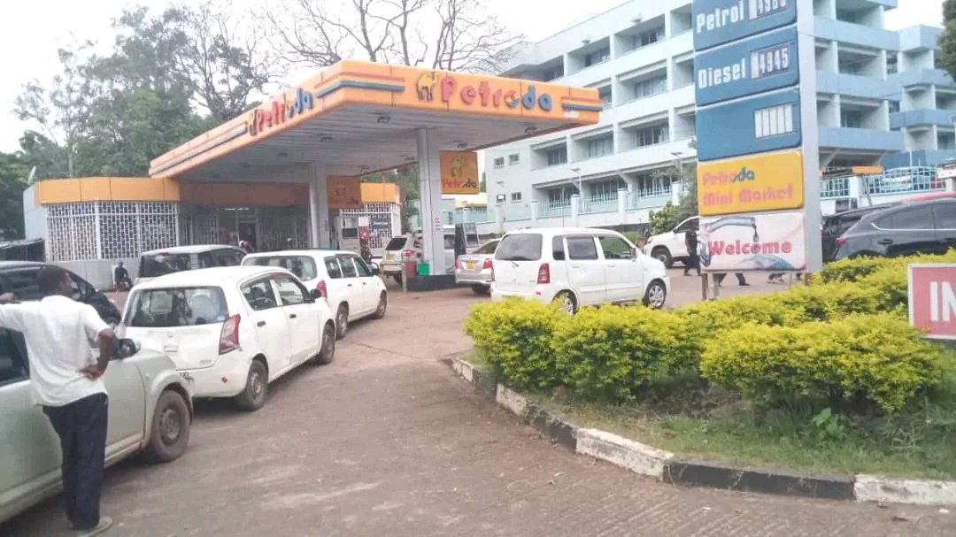 SChingati's tweet image. Malawians we now feeling effects of not having a state owned bus company. If govt can't cushion citizens on the pump price they could have subsidised the bus fare &amp;amp; ensure travel affordability within urban areas and Intercity.
#Malawi #Travel #Transport