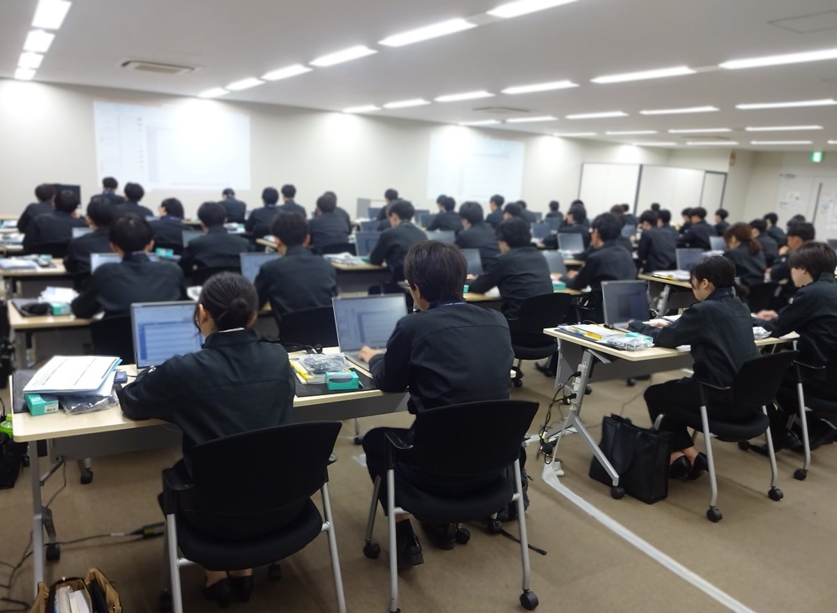 AISW_PR's tweet photo. 🔰新入研修🔰
入社後の新入社員の様子をお届け🌸

ビジネスマナーや会社のこと、働き方を学びながら、社会人としての第一歩を踏み出しました🚶

研修の一環として、㈱アイシン コムセンターを見学👀
実際の現場に触れ、理解を深める機会となりました。

これからどんな成長をしていくのか楽しみです✨

#AISWの新人研修　#人材育成　#ソフトウェア開発　#アイシンコムセンター
