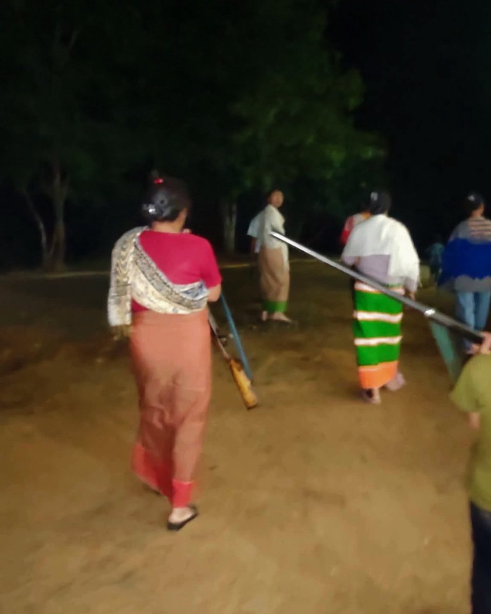 nongshaBytes's tweet photo. Manipur in 2026:
📸Zelianrong mothers carrying single barrel country-made guns to protect their family, their village.

coz govt of India basically refuses to protect them. https://t.co/dDgMHljp9Q