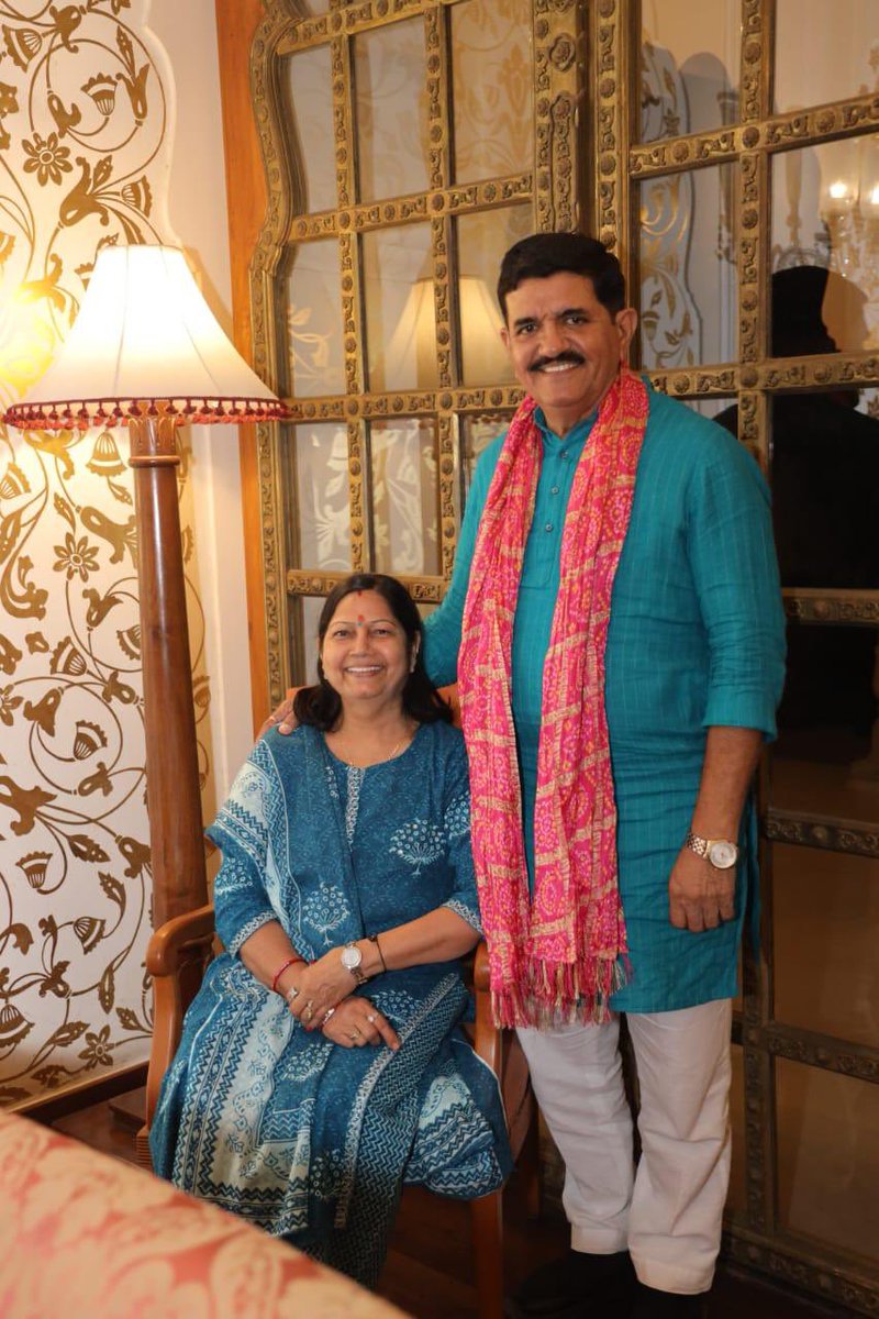 મારા જીવનસંગિની અને મહેસાણા જિલ્લા પંચાયતના પૂર્વ પ્રમુખ શ્રીમતી દક્ષાબેન પટેલને જન્મદિવસની મંગલકામનાઓ.

જનસેવા અને પરિવારની જવાબદારીઓને કુશળતાપૂર્વક નિભાવતા આપના આજના જન્મદિવસે ઈશ્વર પાસે પ્રાર્થના કરું છું કે આપનું જીવન સદાય ઉત્તમ સ્વાસ્થ્ય, સુખ અને શાંતિથી ભરેલું રહે.