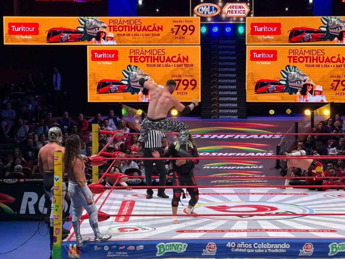 LaTijeraLucha's tweet photo. Movida lucha semifinal que tuvo al filo de la butaca al respetable de la Monumental Arena México, la tercia técnica de FlipGordon, #Xelhua y #StarJr se dieron con todo ante
#Difunto, #Barboza y FuriaRoja, sin embargo, los rudos... https://t.co/euoJ6s8juk