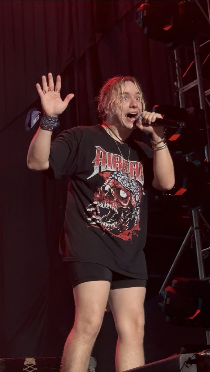 Chica con Kalashnikov tweet media