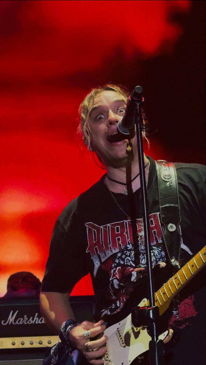 Chica con Kalashnikov tweet media