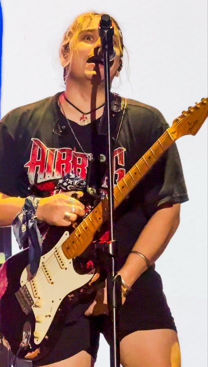 Chica con Kalashnikov tweet media