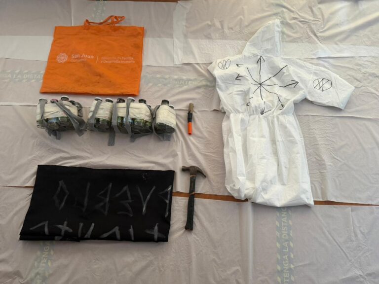 Escolar fue detenido por lanzar bengala en colegio de Providencia: Portaba mochila con 19 botellas con mecha

Más detalles acá ➡️ tinyurl.com/38ndhenr