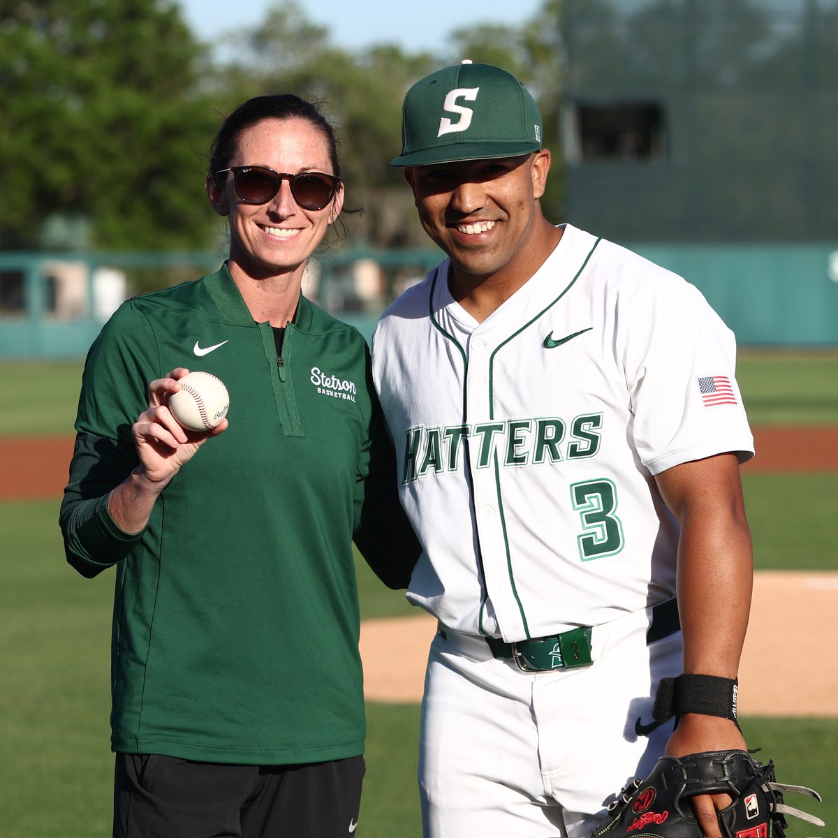 StetsonWBB's tweet photo. 𝗔 𝗹𝗶𝘁𝘁𝗹𝗲 𝘁𝘄𝗼-𝘀𝗽𝗼𝗿𝘁 𝗮𝗰𝘁𝗶𝗼𝗻 👀⚾️

Coach DeVore gets things started at Melching Field tonight!

#GoHatters | @StetsonHatters https://t.co/GWNskFomVK