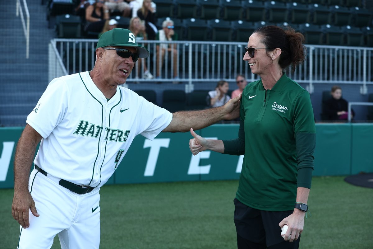 StetsonWBB's tweet photo. 𝗔 𝗹𝗶𝘁𝘁𝗹𝗲 𝘁𝘄𝗼-𝘀𝗽𝗼𝗿𝘁 𝗮𝗰𝘁𝗶𝗼𝗻 👀⚾️

Coach DeVore gets things started at Melching Field tonight!

#GoHatters | @StetsonHatters https://t.co/GWNskFomVK