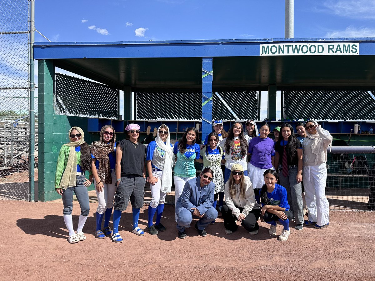 mhs_sb's tweet photo. Day ✌🏽 of playoff week! 

“Coachella, Biebchella, Fav Celebrity” 🎵🎤💃

#HornsUp #GoRams 💚🐏 https://t.co/VFB4qbE5ei