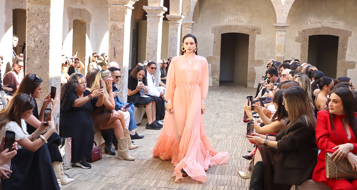 AmaneciendoMx's tweet image. Volvo Fashion Week México 2026: Jalisco busca posicionarse como referente de moda en América Latina

El evento reunió a cinco mil asistentes en Guadalajara con pasarelas en seis sedes emblemáticas.…

amaneciendo.com.mx/volvo-fashion-…

#volvo #fashion #week