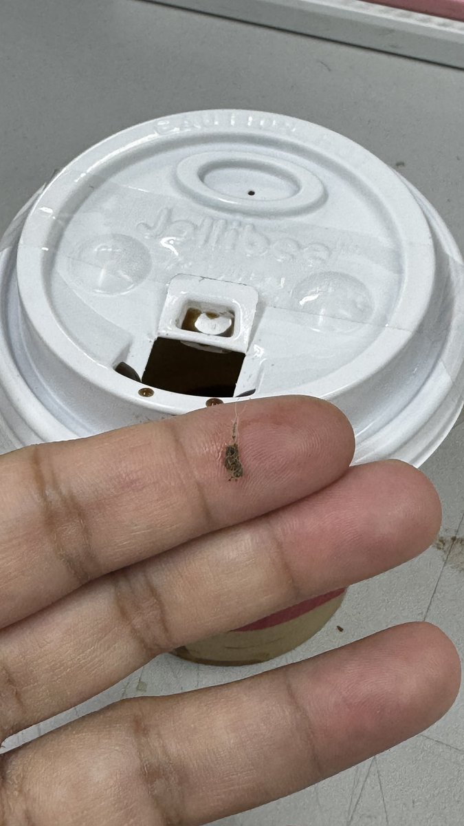 anailaliana's tweet photo. @Jollibee Paciano, hui! Ano ‘tong nasa hot choco ko? Naramdaman ko lang may magaspanh pagkahigop. Parang yung rough part ng scotch brite. 🤮 https://t.co/R2QcpDW1cI