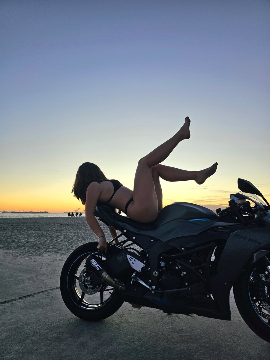 Anaxxx778's tweet image. Sunsets &amp;gt;
#beach #sunsets #model #motorcycle