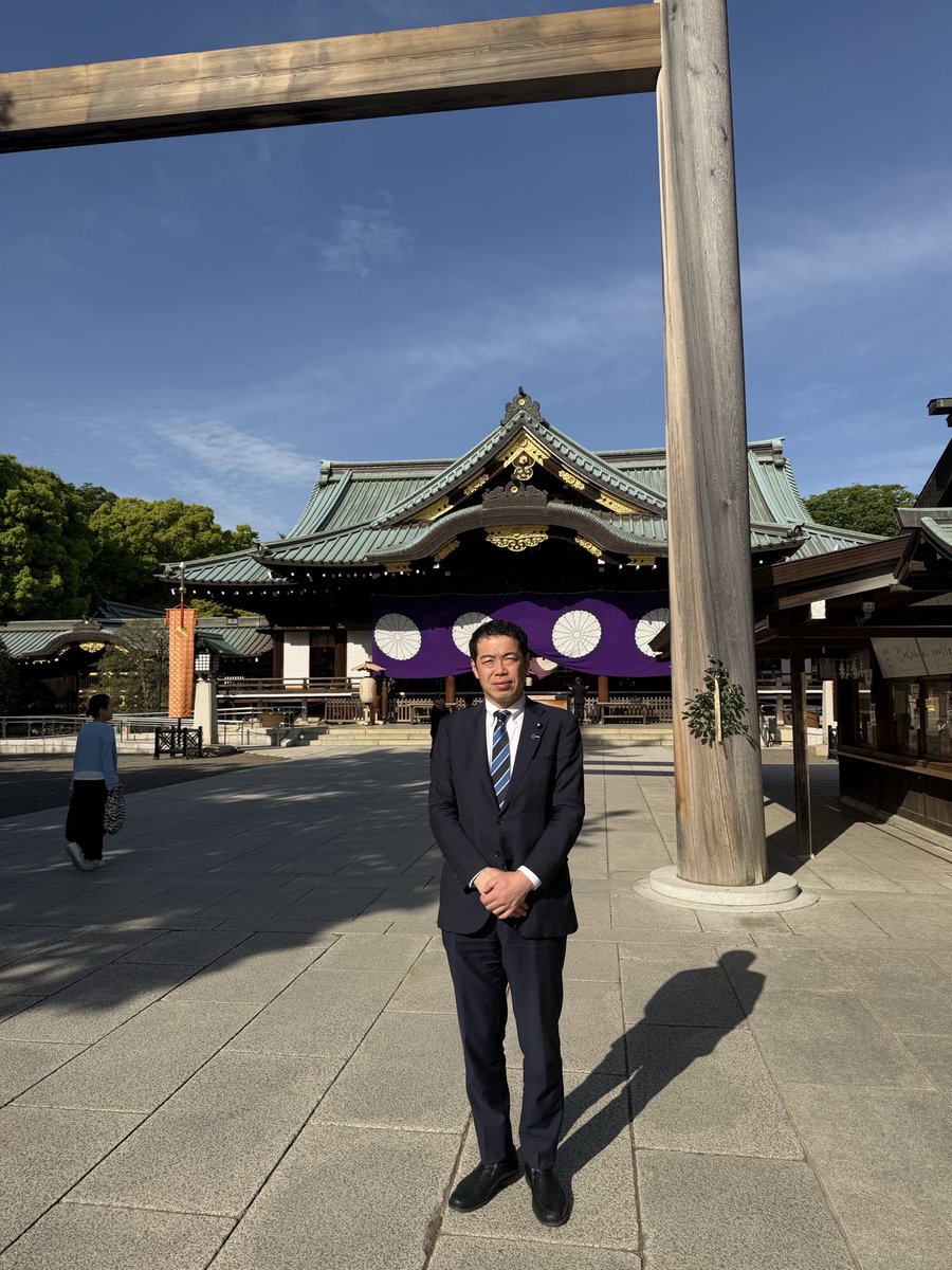 Shintani_dr's tweet photo. 靖 國 神 社 春 季 例 大祭に参拝いたしました。御英霊に思いを馳せ、静かに手を合わせました。日常の平穏は、決して当たり前ではない。参拝のたびに、その重みを受け止めています。今を生きる私たちの責任として、わが国の平和と暮らしを支えていく役割を果たしてまいります。（秘書投稿） https://t.co/4u3i4QESML