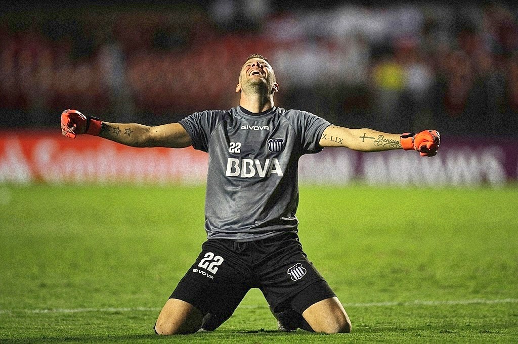 Guido Herrera festejando en el Morumbi. Talleres volvía a viajar por el continente, como en los 2000.