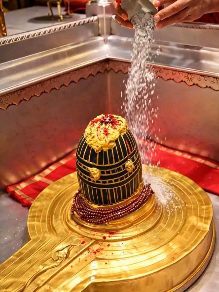 bhumidixit__'s tweet photo. Shri Kashi Vishwanath Mahadev, Har Har Mahadev 🔱 https://t.co/FXh1jQFpFF