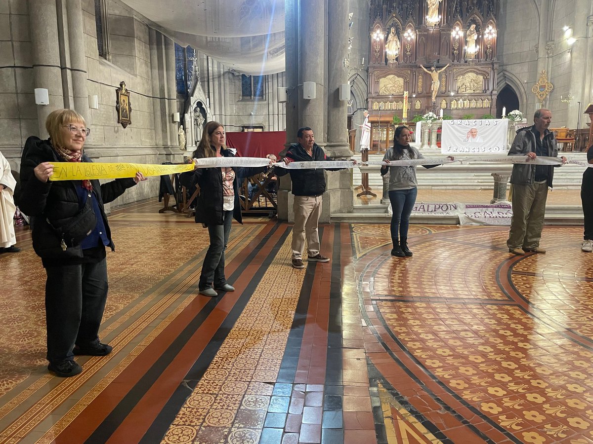PerSempreItali's tweet photo. En el primer aniversario del fallecimiento del Papa Francisco, se celebró en la Catedral una Misa en su memoria. https://t.co/IhcVwSrgKe