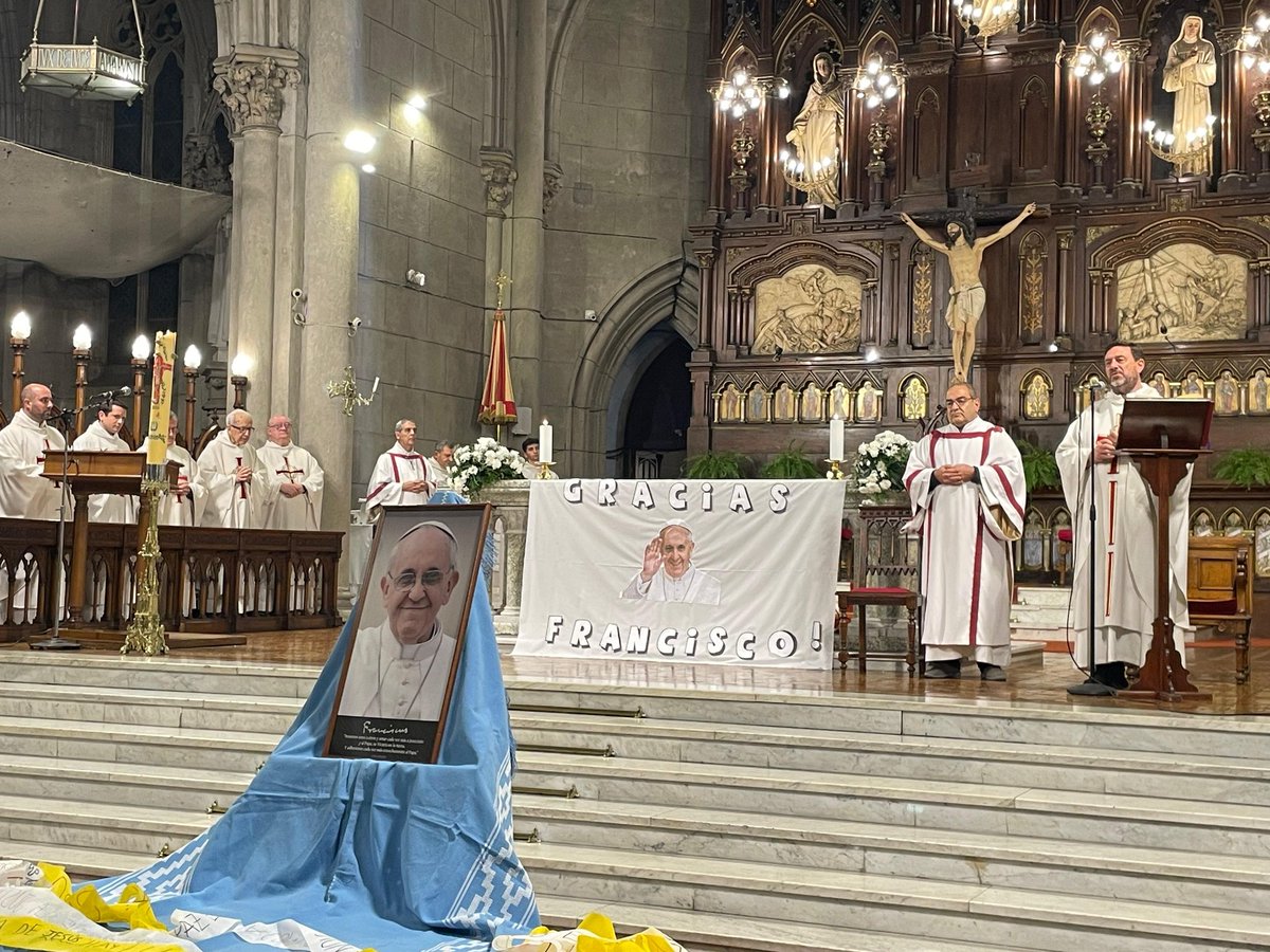 PerSempreItali's tweet photo. En el primer aniversario del fallecimiento del Papa Francisco, se celebró en la Catedral una Misa en su memoria. https://t.co/IhcVwSrgKe