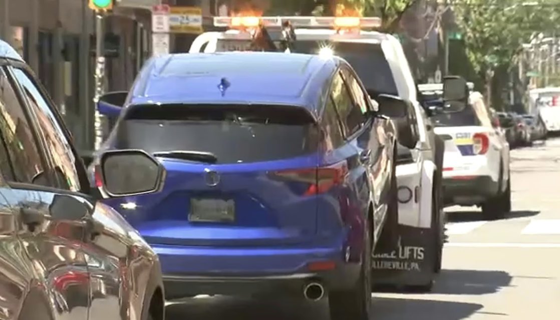 CCC_CrimeChaser's tweet image. #ARMORED #TRUCK #ROBBERY 💰

2 armed offenders robbed a Brinks Armored truck for $1.8M 💵💸 this morning 😳😳😳😳

Philedelphia Police found the suspect’s getaway car. 
#ChitownCrimeChasers