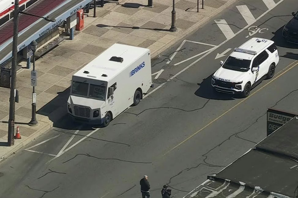 CCC_CrimeChaser's tweet image. #ARMORED #TRUCK #ROBBERY 💰

2 armed offenders robbed a Brinks Armored truck for $1.8M 💵💸 this morning 😳😳😳😳

Philedelphia Police found the suspect’s getaway car. 
#ChitownCrimeChasers