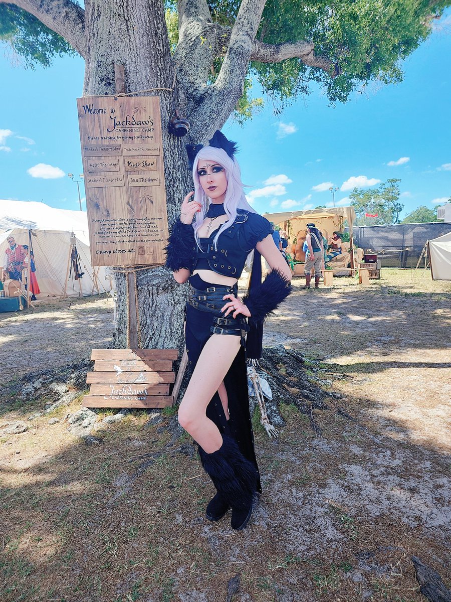 SiashiCat's tweet image. Where the wenches at 👀⚔️

#renfaire #barbarian #dnd