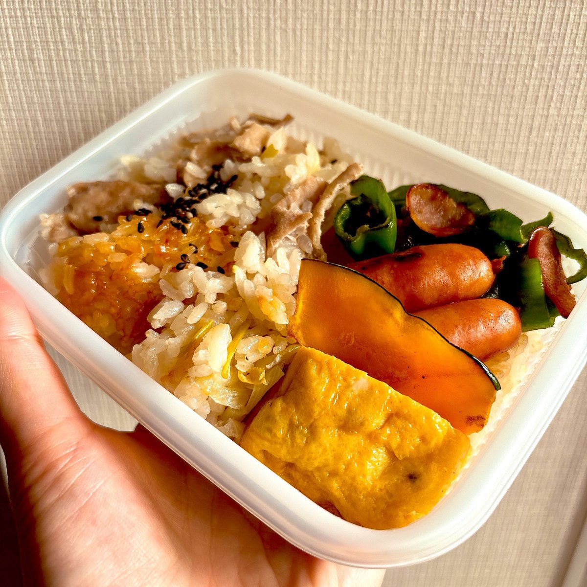 KarinKalimba's tweet photo. 韓国風まぐろ丼とナムル、韮炒飯、かにかまリエット、お弁当。
おはようございます😄 https://t.co/WbC5caXGo0