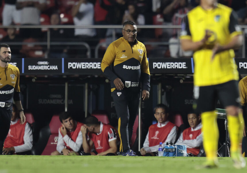 Seja a diretoria do São Paulo:

- demita seu treinador com time liderando o Brasileirão.
- pague de multa rescisória R$ 3,1 milhões para esse treinador.
- contrate para o lugar o Roger Machado que estava 7 meses desempregado e quase rebaixou o Internacional. 
- agora demita o