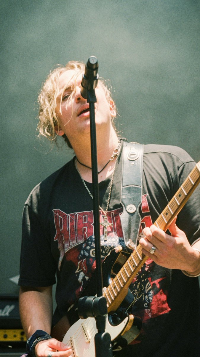 Chica con Kalashnikov tweet media