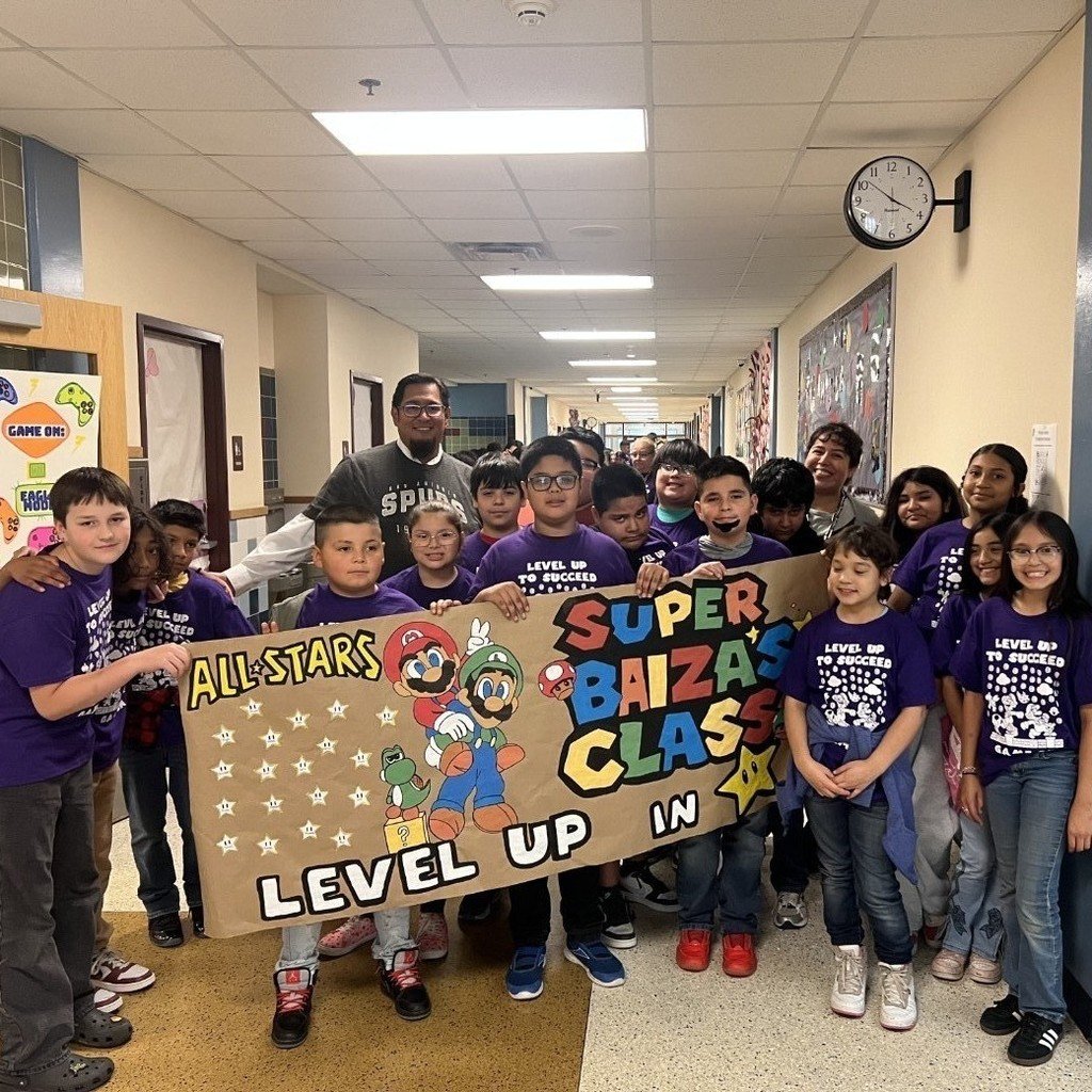 swisd_hcsa's tweet photo. Our lower house students made banners and brought goodies for our 3rd-5th graders to encourage them to do well on there STAAR test tomorrow!

#SWISDHEROS #RootedHiddenCove #RootedSWISD https://t.co/FU5RUqgGHo