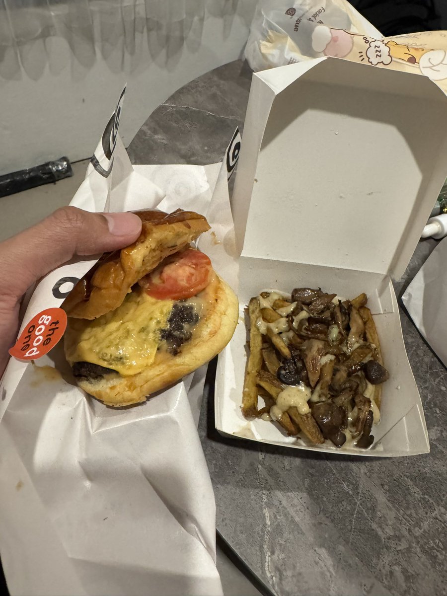 riosuperstar's tweet photo. The good mess burger. BSD City. https://t.co/11CrBcmpRz
