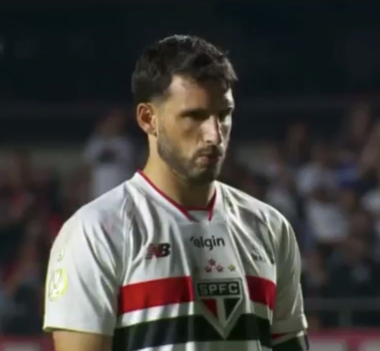 centraIsaopaulo's tweet photo. Roger Machado hoje não tem culpa e muito menos teria mérito. O São Paulo produziu porque tinha um time muito fraco do outro lado, e ainda assim, vemos a dificuldade de criar por jogadas trabalhadas.

Não jogou mal, mas não convenceu. Isso contra o DÉCIMO PRIMEIRO colocado da SÉRIE B, sempre bom lembrar.

Inaceitável a quantidade de gols perdidos.

#ForaRuiCosta #ForaRogerMachado