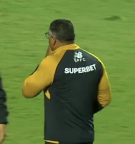 centraIsaopaulo's tweet photo. Roger Machado hoje não tem culpa e muito menos teria mérito. O São Paulo produziu porque tinha um time muito fraco do outro lado, e ainda assim, vemos a dificuldade de criar por jogadas trabalhadas.

Não jogou mal, mas não convenceu. Isso contra o DÉCIMO PRIMEIRO colocado da SÉRIE B, sempre bom lembrar.

Inaceitável a quantidade de gols perdidos.

#ForaRuiCosta #ForaRogerMachado