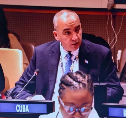 🇺🇳El Representante Permanente de Cuba ante las NNUU, <a href="/SoberonGuzman/">Ernesto Soberón</a> intervino en el debate general de la 13ª sesión del Mecanismo de Expertos sobre el Derecho al Desarrollo, donde reiteró el compromiso invariable de Cuba con este derecho humano.

🔗: cubaminrex.cu/es/cuba-reafir…