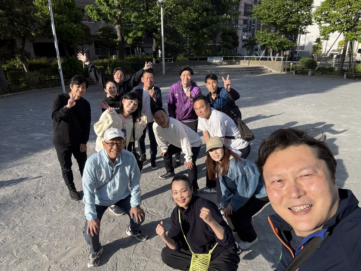 ASOKOYATA's tweet photo. コヤタ主催「ラジオ体操に行こう！」を周りの友人たち集めてやってきました😂✨そこからワイワイ朝食...

きのこの山✖️たけのこの里の、「#きたきたのこのこの山里」を持参して、みんなで食べました。

(私も7軒回ったけど無くて、お世話になってるエンジニアの方が5軒回ってようやくゲットしてくれました！)

そんな朝からの、FMヨコハマに向かってます👋🏻😂✨よろしくお願いします。

こやた。