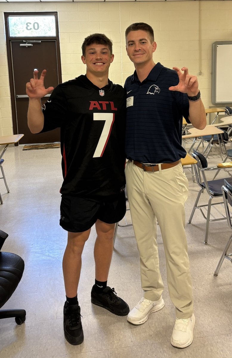 BuzzCityTN's tweet photo. Huge thank you to  @CoachDShreve and @cnfootball for taking the time to visit and pour into our players today! Looking forward to staying connected! @Coach_Almond @CoachChuckPete @CoachKChism #BuzzCity #ALLIN #ComeToTheCreek #TalonsUp https://t.co/WcExnr3KSW