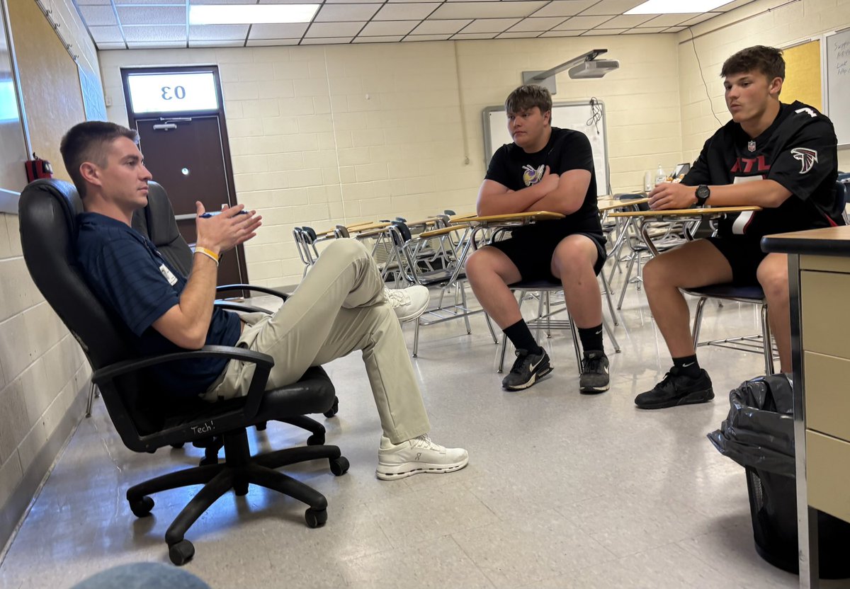 BuzzCityTN's tweet photo. Huge thank you to  @CoachDShreve and @cnfootball for taking the time to visit and pour into our players today! Looking forward to staying connected! @Coach_Almond @CoachChuckPete @CoachKChism #BuzzCity #ALLIN #ComeToTheCreek #TalonsUp https://t.co/WcExnr3KSW