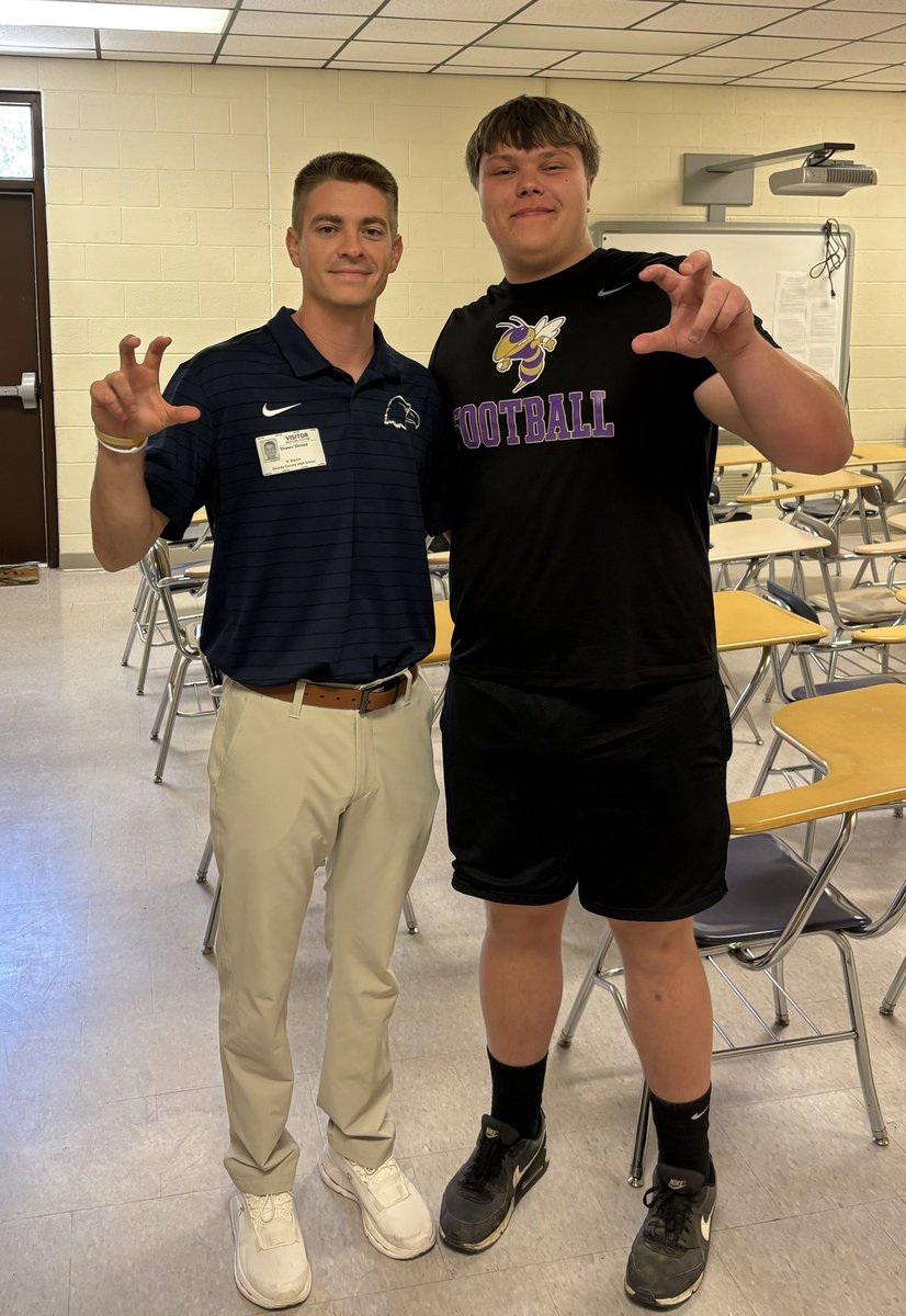 BuzzCityTN's tweet photo. Huge thank you to  @CoachDShreve and @cnfootball for taking the time to visit and pour into our players today! Looking forward to staying connected! @Coach_Almond @CoachChuckPete @CoachKChism #BuzzCity #ALLIN #ComeToTheCreek #TalonsUp https://t.co/WcExnr3KSW