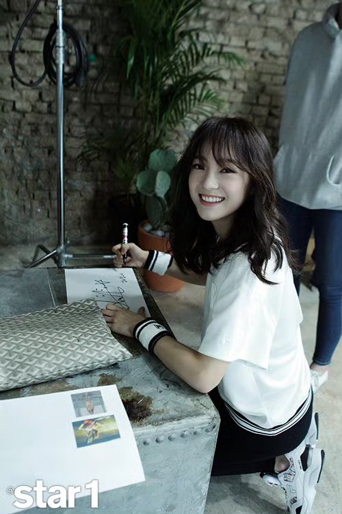 sejeopi_'s tweet image. 【2016.04.22】 📸Memories of #SEJEONG ~ 1st Magazine “Star 1 Korea” ❶

• What does I.O.I mean to Kim Sejeong?

Sunrise

• Sejeong and Somi were always vying for first and second place, unintentionally becoming competitors.

I really hate that kind of composition. I've also